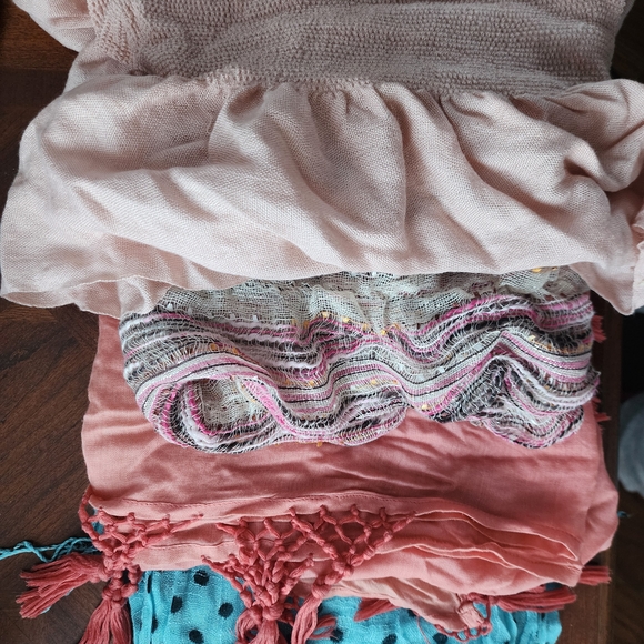 Bundle Of Colorful Scarfs (19 In Total) - Picture 5 of 6